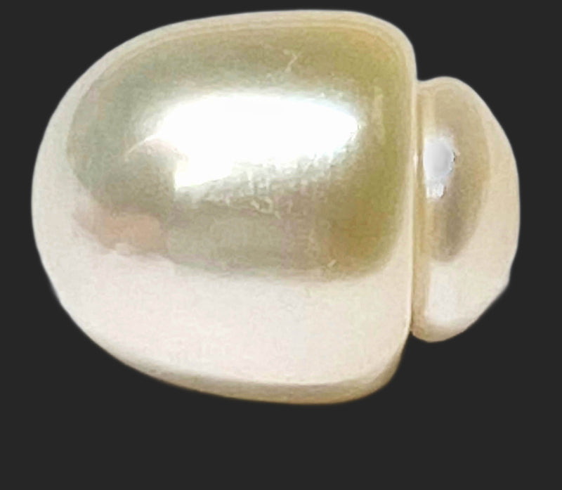 Oval Bottom Round 13.2 x 16.2mm 20.6 Carats Pale Gold South Sea Pearl