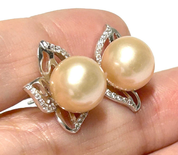 Gorgeous 9.5 - 10mm Peach Pink Edison Round Cultured Pearl Stud EarrinGorgeous 9.5 - 10mm Natural Peach Pink Edison Round Cultured Pearl Handmade Classic Stud Earrings / Wedding Bridal Best GiftPEARL INFORMATIONType: Genuine Edison CulEarringsFine JewelryThe Fine Pearls Jewelry5 - 10mm Peach Pink Edison Round Cultured Pearl Stud Earrings