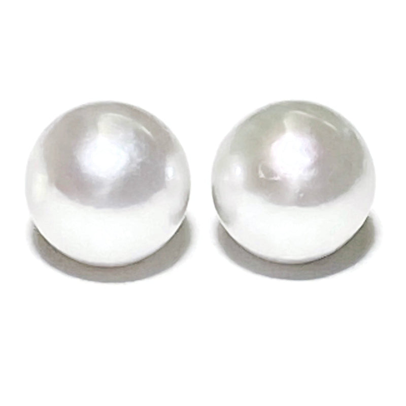 A Pair Mirror Luster 13.85 Carats 9.5 - 10mm Edison Cultured Pearl Loose